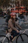 Casque Vélo Urbain Mârkö Helmet Tandem Rouge Cherry porté par une femme sur un vélo