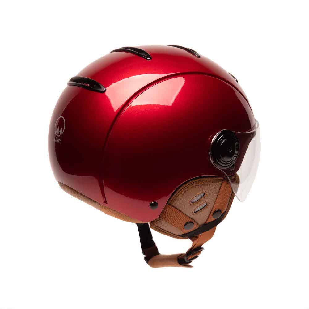 Casque Vélo Urbain Mârkö Helmet Tandem Rouge Cherry vue de 3/4 arrière avec visière baissée et oreillette montée